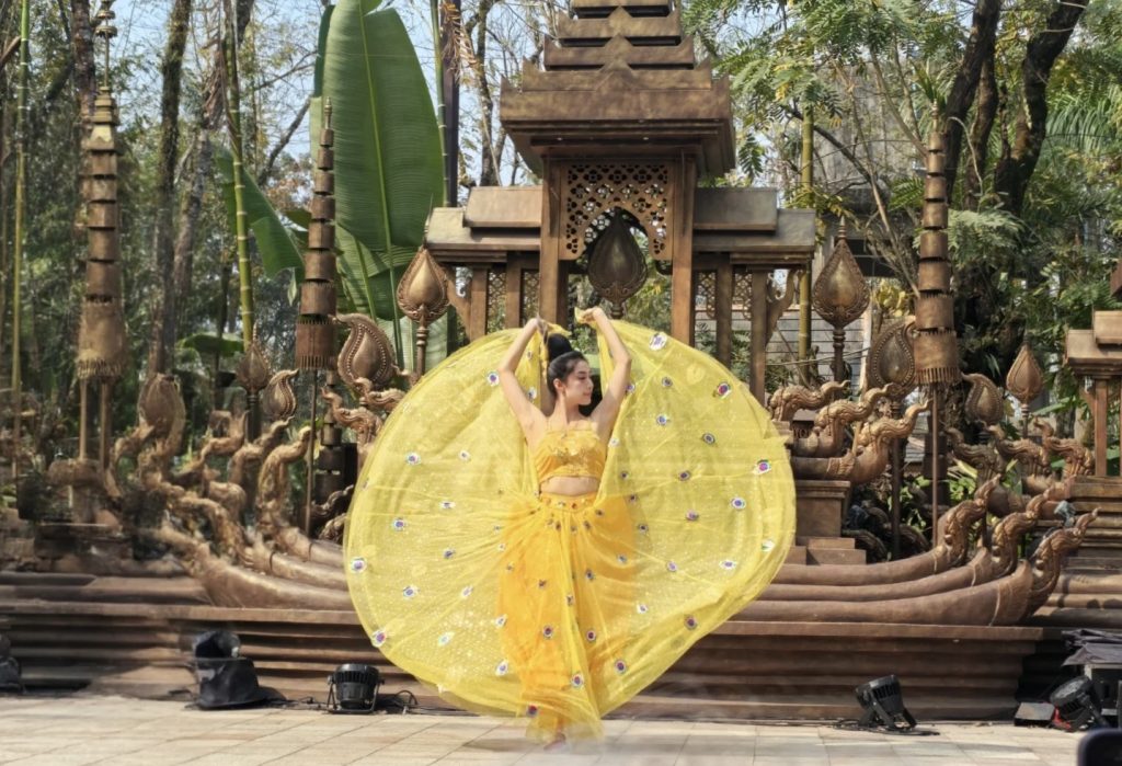 Peacock dance performance at Xishuangbanna Dai Ethnic Garden