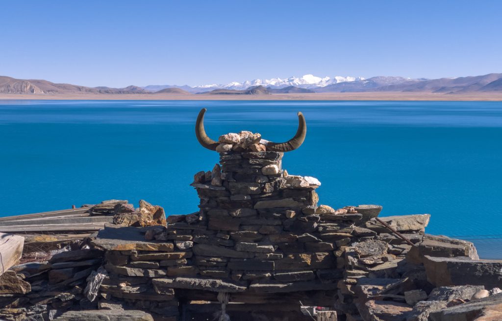 Stone pile with yak horn by Pekhu Tso Lake in Tibet