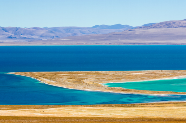 Beautiful blue water of Dangre Yong Tso Lake in Tibet